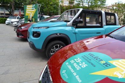 Cotxes elèctrics de la mostra estacionats a la Plaça Llibertat.