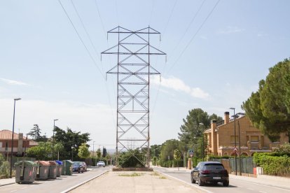 Las torres de alta tensión atraviesan una zona donde hay unos 200 chalets y que se encuentra en expansión.