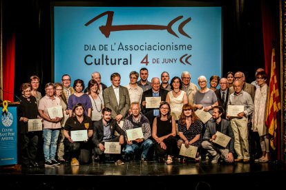 Foto de les entitats reconegudes per la Generalitat en l'acte del