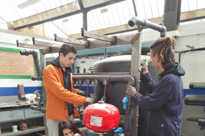 Alumnado en el procès de aprendizaje.