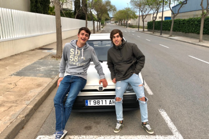 Marc Conca y Sergi Llussà con el Seat Ibiza del año 1992 que llevarán al desierto de Marruecos.