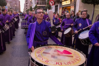 Imatge dels Timbalers de Calanda durant la processó de l'Amargura.