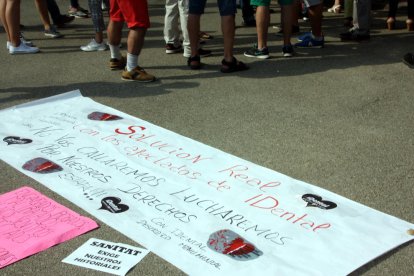 Un grupo de afectados de Tarragona se concentró ante Sanidad el pasado viernes.