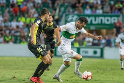 Imagen de Benja en una jugada en el partido de debut en Segunda A del equipo valenciano, contra el Granada.