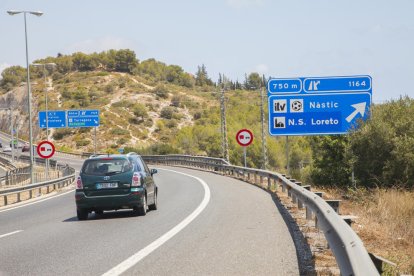 Nova senyalítica en l'A-7, en les proximitats de la sortida que enllaça amb el Nou Estadi.