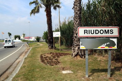 Imagen del letrero de Municipi pe la Independència en la entrada de Riudoms.