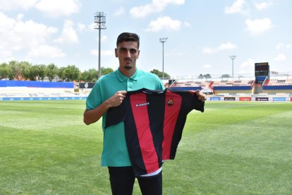 Catena, con la camiseta rojinegra en el Estadi Municipal.