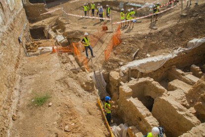 En primer término, estructuras de la galería desde donde se recogía agua.