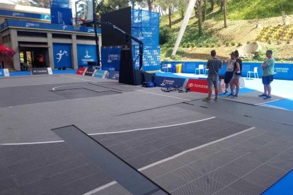 La pista de baloncesto 3x3 del Campo de Marte ha quedado estropeada porque se ha desencajado el entarimado.