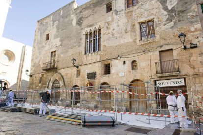 Façana de Ca l'Ardiaca on es troba el solar que correspon al número 2 del Pla de la Seu.