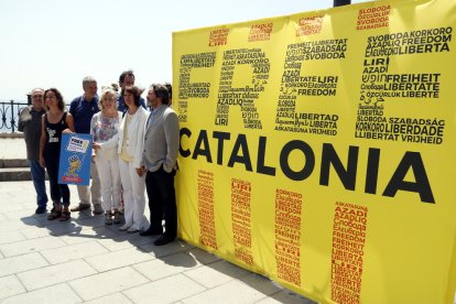 Els representants de les entitats i partits sobiranistes al costat d'un mural amb el lema 'Free Catalonia', al Balcó del Mediterrani.