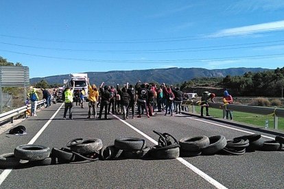 La via ha quedat tallada a dos quarts de cinc.