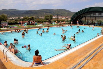 Plano abierto de la nueva piscina con cubierta retráctil que se construyó en el camping de Montblanc y que se climatizará para abrirla a toda la población de la Conca y se pueda hacer uso durante los meses más fríos.