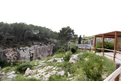 Un dels miradors de la pedrera romana des d'on s'observa el Clot i l'Agulla del Mèdol.