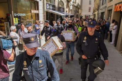 Els agents de la Policia Nacional, després de l'escorcoll a Reus.