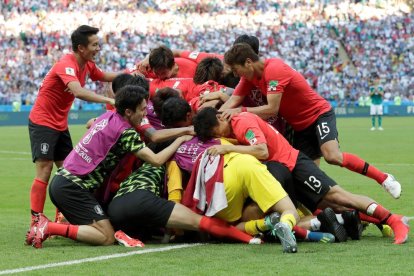 Imatge dels coreans celebrant el gol de la victòria.