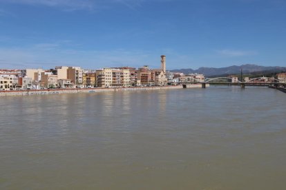 Pla del riu Ebre al seu pas per Tortosa vist des del Pont Roig. Imatge del 15 d'abril de 2018