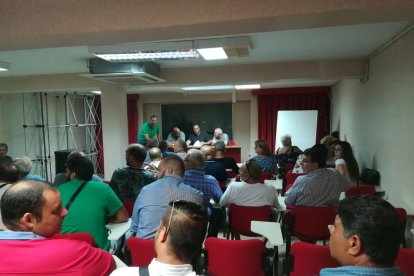 Els marxants accedeixen a la seu d'Espimsa per celebrar l'assemblea de les quatre entitats.