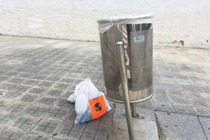 Pone adhesivos en las bolsas que se encuentran fuera de la papelera.