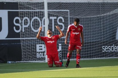 Luís Suàrez, de genolls, celebra una de les seves dianes.