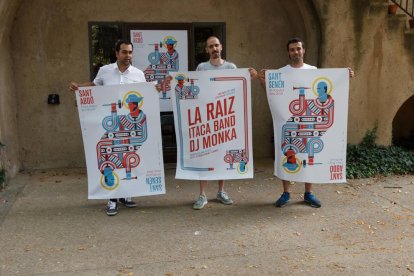 Eloi Calbet, y los técnicos de Cultura, Fiestas y Juventud, David Ayza y Oriol Figueras durante la presentación de la Fiesta Mayor.