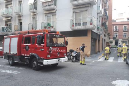 Parte del techo de un piso se ha hundido en el barrio del Serrallo.