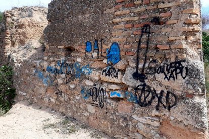 Pla general d'un mur del Fortí d'Orleans de Tortosa amb les pintades vandàliques