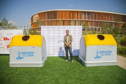 Joaquim Edo, con uno de los bancos parecidos a los que fabricarán para Tarragona.