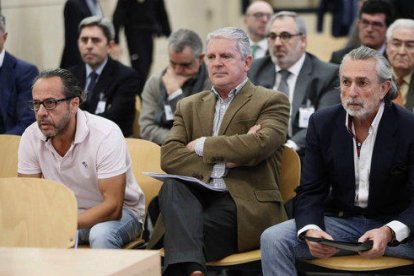 Plano medio de 'El Bigotes', Pablo Crespo y Francisco Correa en la jornada del juicio de la trama valenciana de Grürtel en la Audiencia Nacional.