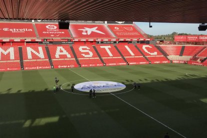 Los jugadores del Lugo, sobre el césped, antes del calentamiento.