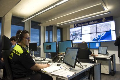 Imagen de archivo de la sala de control de la comisaría, situada en la calle Pont i Gol.