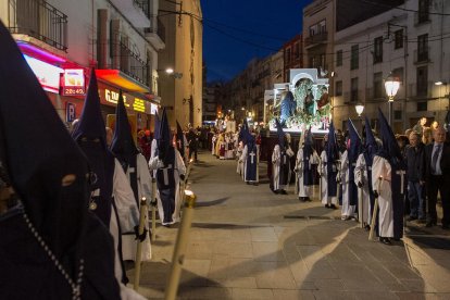 Un instant de la processó del Prendiment, que va recórrer els carrers de Reus amb un dels misteris.