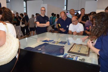 Algunos de los asistentes a la inauguración de la exposición castellera.