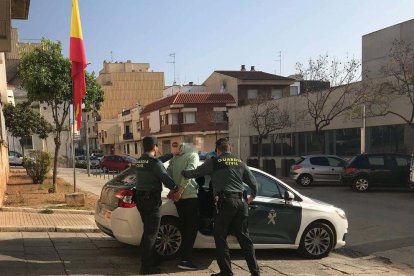 Moment de la detenció d'una de les persones encarregades d'un punt de venda de droga.