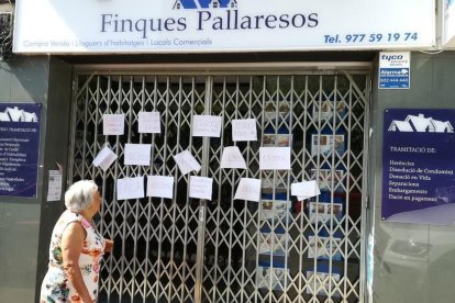 Carteles colgados por clientes de la inmobiliaria en la oficina que tuvo a Sant Pere i Sant Pau.