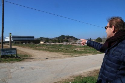 Pla mig de l'alcalde de l'Espluga de Francolí, David Rovira, senyalant la zona de creixement prevista al municipi, el pla parcial Milmanda, a costat del nou pavelló municipal acabat de construir. Imatge publicada el 29 de març del 2018