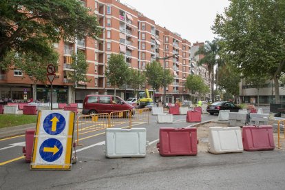 Les feines, que entren en una fase més visible, van fer ahir tallar alguns dels carrils de circulació.