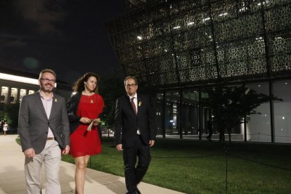 Costa, Borràs y el presidente Torra después de haber salido del acto de recepción oficial del Smithsonian Folklife Festival.