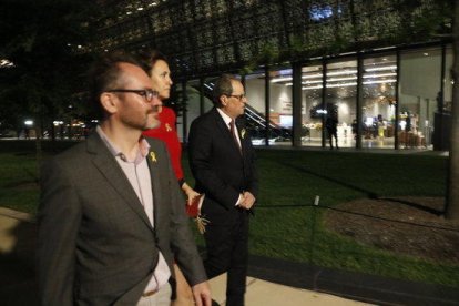 El vicepresidente del Parlament, Josep Costa; la consellera Laura Borràs; y el presidente Quim Torra, este miércoles después de haber salido de la recepción oficial del smithsoniana Folklife Festival.