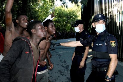 Unos 600 inmigrantes saltan la valla fronteriza española de Ceuta con Marruecos.