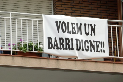 Pancarta colocada en un balcón de la Parte Baja donde se reclama un «barrio digno».