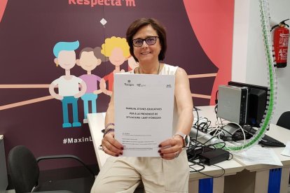 Montse Garcia, jefa de Igualdad, con el manual que han elaborado.