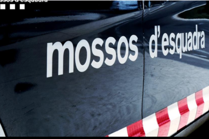 Els Mossos d'Esquadra van comprovar que el lladre havia escalat un mur i havia entrat al pis per una finestra corredissa.