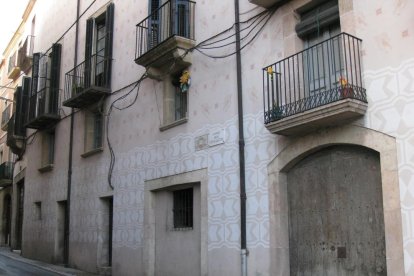 Fachada de Cal Pobre, en el número 6 de la calle de los Descalços.