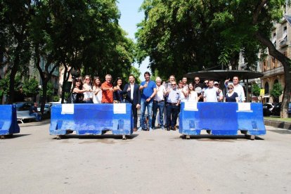 Rubén Viñuales y otros componentes de la formación naranja se han paseado por la ciudad sacando símbolos.