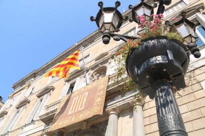 Imagen de la fachada del Palau de la Generalitat, con la bandera izada.