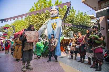 Juglares, acróbatas, bufones y músicos han empezado a pasearse por el Mercado Medieval de Salou.