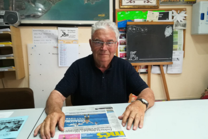 Marià Comes en la sede de la Associació de Veïns Verge del Carme, en la calle Francesc Bastos.