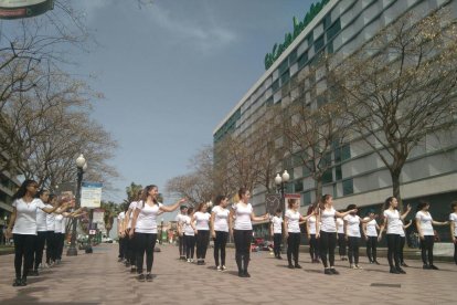 Alumnes del Martí i Franquès assajant una dansa en el marc del Dia de l'Educació Física al carrer.