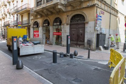 La Brigada Municipal treballava ahir per retirar els ancoratges.